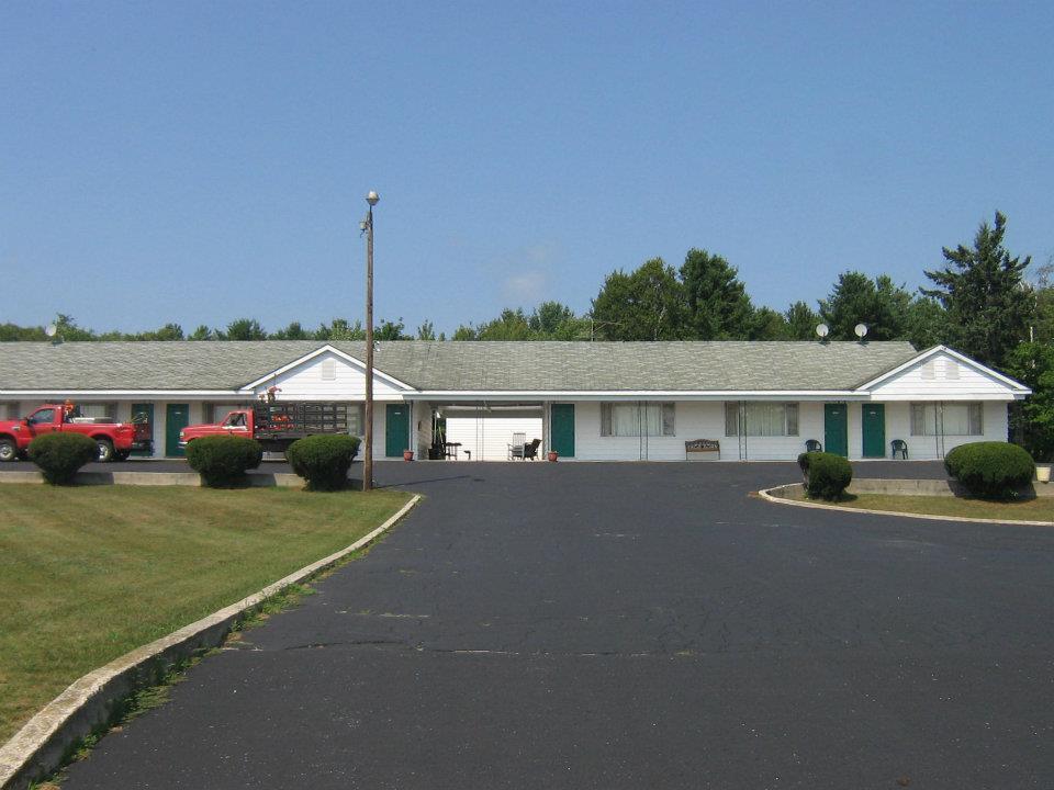 Chapel Hill Motel Brevort Exteriér fotografie